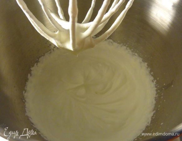 Взбить сливки с сахарной пудрой.