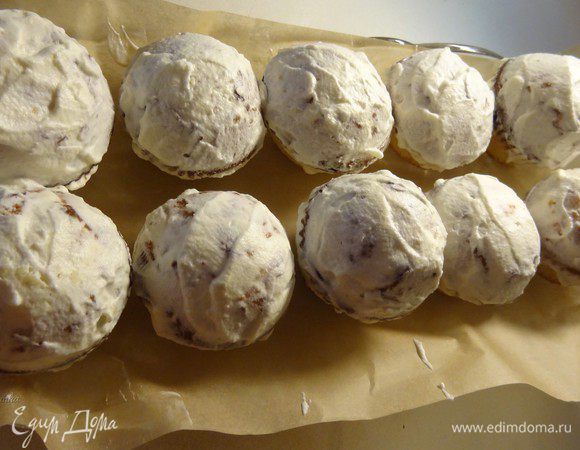 И обмазать наши маффины. Ножом выровнить слой крема. Отправить маффины в холодильник, чтобы крем схватился. Взбитые сливки помогут нам тем, что с таким покрытием, наш марципан не сползет, а хорошо будет держаться на поверхности маффинов.