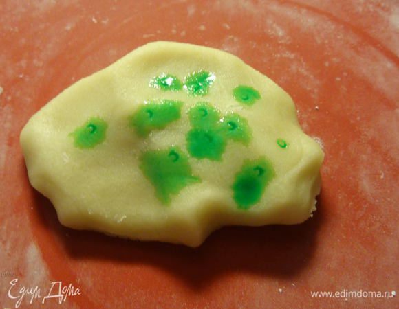 У меня не было зеленого марципана, поэтому я взяла белый и добавила в него краситель зеленого цвета.