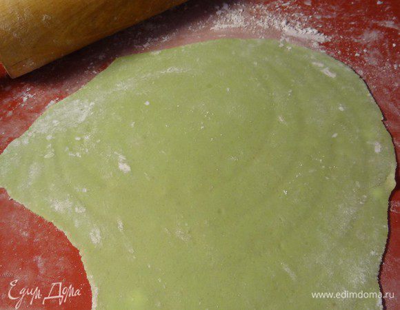 С помощью сахарной пудры раскатать марципан в пласт примерно в 2 мм. Но если ваши кексы не совсем идеальной формы, то рекомендую раскатать марципан слоем потолще. Т.к. тонко раскатанный марципан только подчеркнет изъяны, если они есть.