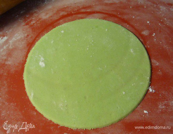 Вырезать большой кружок с помощью чашки или другого приспособления, у меня примерно 10,5 см. в диаметре.