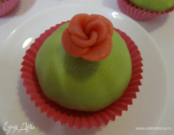 Крепим с помощью капельки воды розочку на поверхность маффина и помещаем "Маленькую принцессу" в красивую формочку из бумаги.