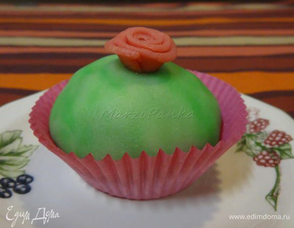 Я попробовала поэкспериментировать и добавила в часть марципана чуть больше красителя, но смешала чуть-чуть, чтобы было неоднородно. В итоге - на маффинах получилось такое вот мраморное покрытие. 
