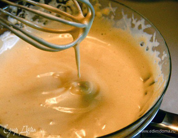 В охлажденную массу добавляем йогурт и желатиновую массу, взбиваем до тех пор, пока мусс не станет как "кисель". Выливаем на застывший слой и снова отправляем в холодильник.