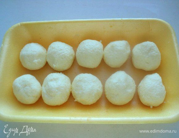 Скатать шарики величиной с грецкий орех, выложить на блюдо и поставить в морозилку на 20-30 минут.