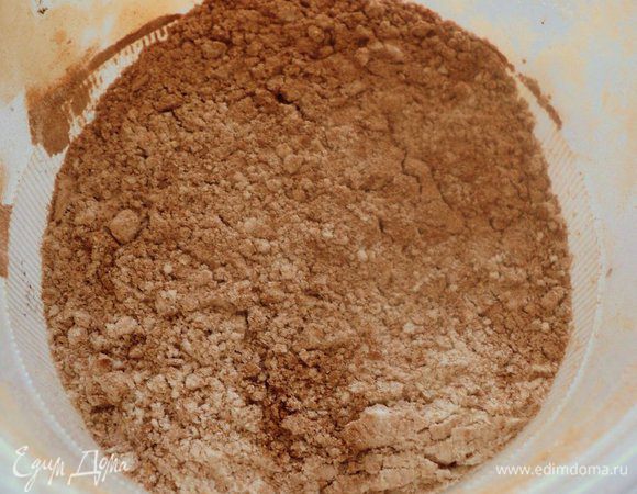 Смешать муку, какао, разрыхлитель теста, соду и соль.