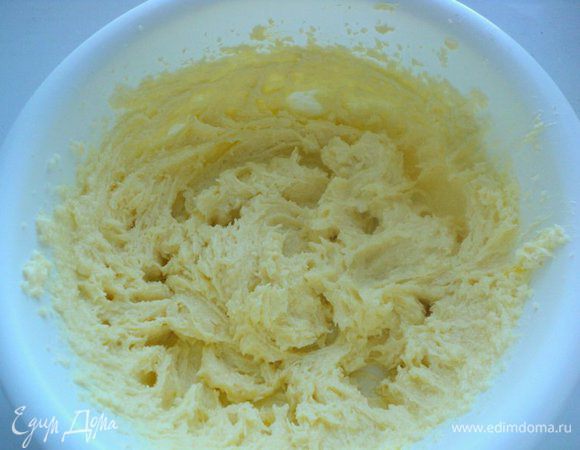 Мягкое сливочное масло растереть с сахаром и ванильным сахаром до бела. Затем добавить яйцо и хорошо взбить миксером.