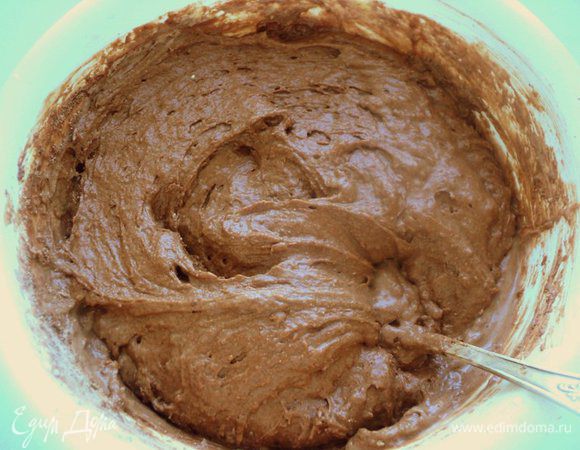 Добавляя частями поочередно муку и кефир, замесить тесто.