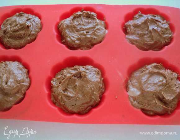 Сверху вновь положить по 1 ст.ложке шоколадного теста.