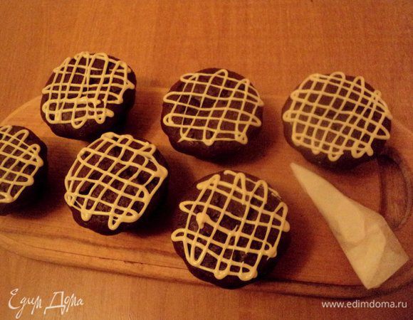 Готовые маффины охладить и украсить сеточкой из белого шоколада. Белый шоколад предварительно растопить вместе со сливками в микроволновке или на водяной бане. Украшать с помощью корнетика из бумаги для выпечки.