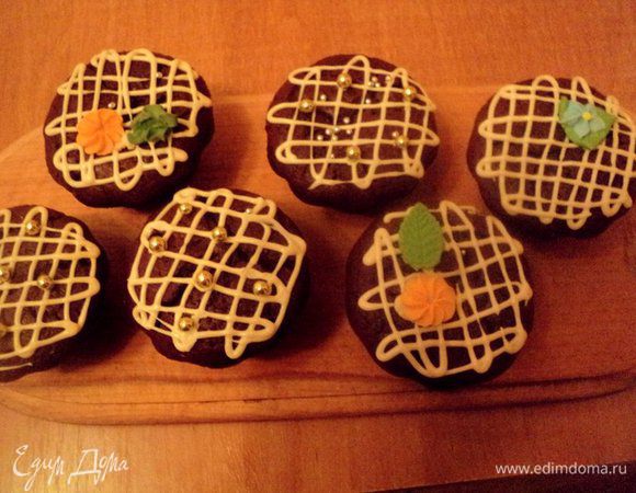 Дополнительно можно украсить сахарными цветочками и бусинками.