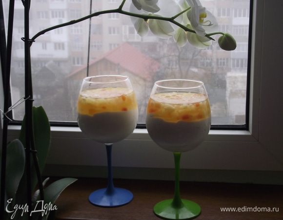 Итальянский десерт готов! 
Когда белый воздушный мусс с яркими фруктами подают в высоких бокалах, хочется воскликнуть -» Пусть весь мир подождет…», а затем погружаешься в легкость и наслаждаешься ванильными нотками этого десерта. Выглядит очень эффектно.