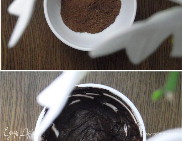 Включаем духовку на 175 градусов. Какао заливаем горячим молоком, добавляем ванильный сахар и хорошо перемешиваем до однородности.