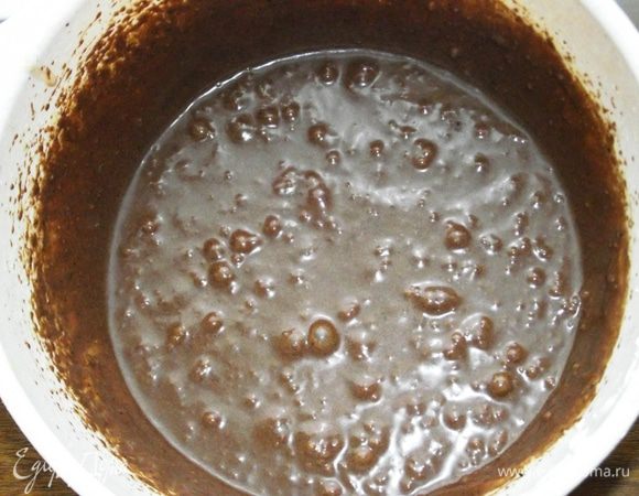 Добавить массу из какао, соду гашеную лимонным соком и хорошо взбить миксером.