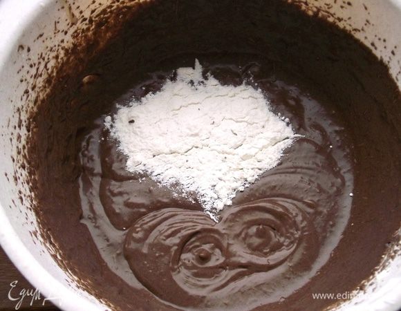 Муку смешиваем с разрыхлителем и просеиваем к массе, постепенно и не прекращая взбивать.