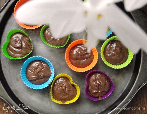 Разливаем тесто по формочкам и выпекаем около 25-30 минут до состояния, когда деревянная палочка будет сухая.