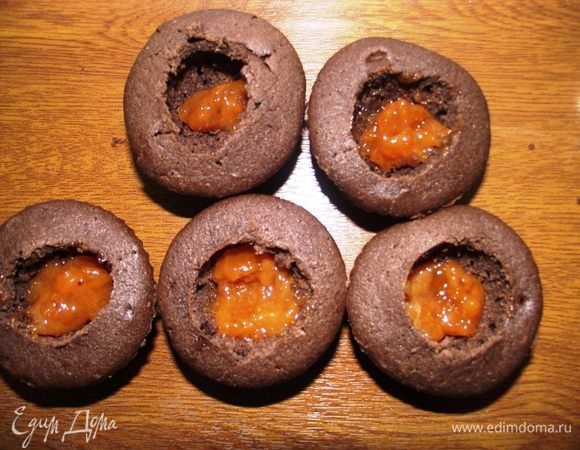 Наполняем каждый капкейк абрикосовым джемом.