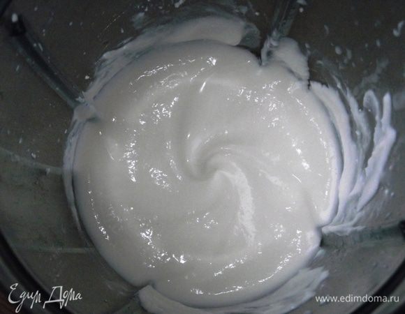Сливочный сыр, сахар (100 г) , сливки взбиваем в блендере в пышный крем. Отправляем в морозильную камеру немного застыть.