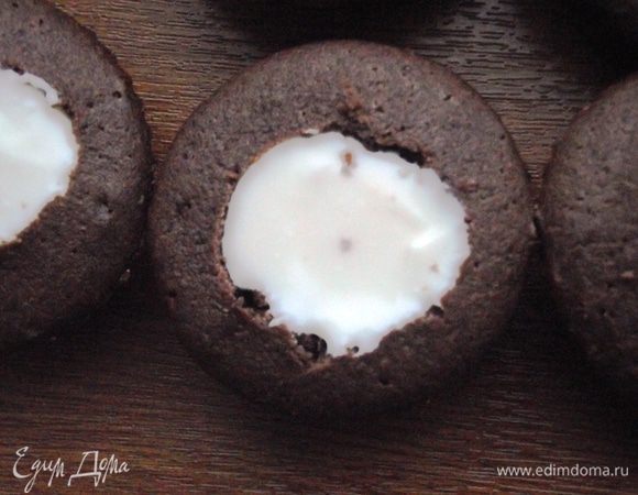 Наполняем серединку поверх джема кремом.