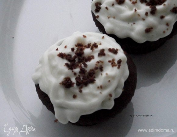 В кондитерский мешок отправляем оставшуюся часть крема и украшаем капкейки. Присыпаем шоколадом.

Наслаждайтесь вкусной и нежной выпечкой!