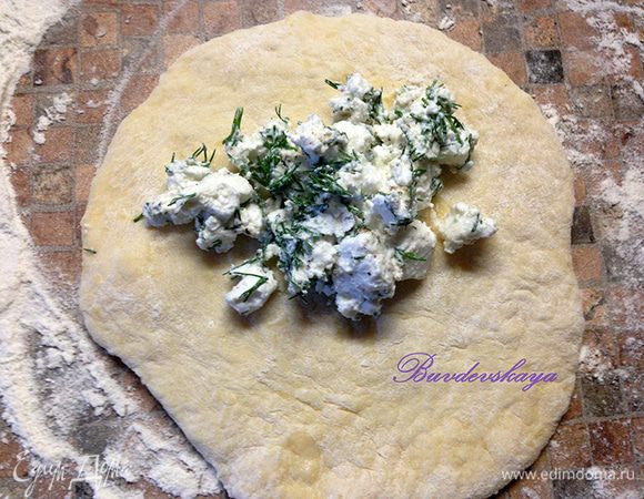 Тесто разделить на 10 частей, каждую раскатать в лепешку. Выложить начинку и защипить края, сформировать пирожок.