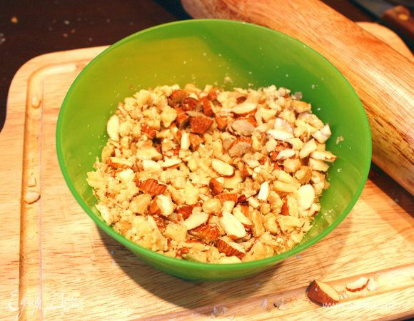 Приготовить все ингредиенты.
Нарубить орехи ножом, а затем размять в ступке. У меня ступки нет, я просто разминала скалкой.