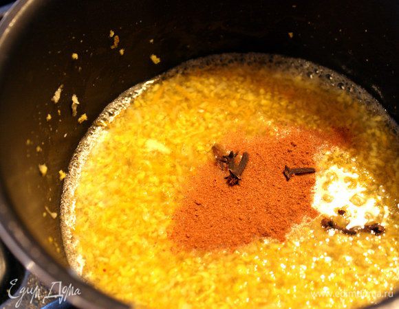 В посуде разогреть мед, корицу, гвоздику, и сок лимона и апельсина.
Добавить туда же цедру апельсина и натертый имбирь.
