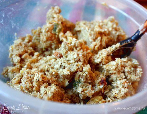 Добавить к ореховой смеси разогретый мед.
Мешать пока содержимое не получится по консистенции теста (рыхлого).