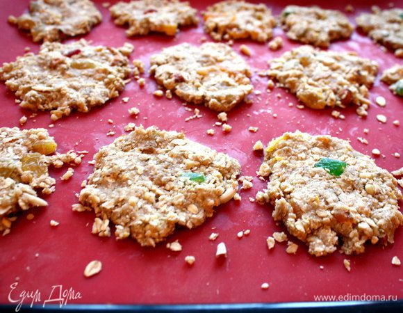 Сформировать лепешки руками и выложить на пергамент или коврик для выпекания.