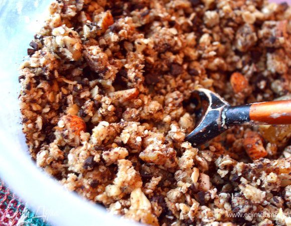 Поставить печенье в заранее разогретую духовку при 180 градусах по Цельсию на 15 минут.
Во вторую партию печенья (ровно половина) я добавила дробленный темный шоколад.