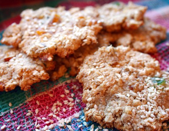 Сразу после духовки печенья мягкие. 
Им надо подсохнуть.
