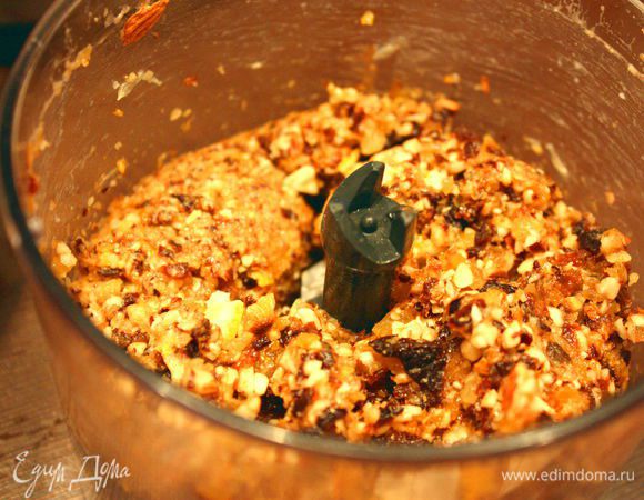 Приготовьте ингредиенты.
Оехи, сухорукты и  половина лимона перемалываются в блендере. Лимон прямо с коркой.