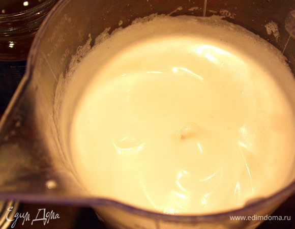 В белки добавляем щепотку соли и взбиваем до пышности, затем струйкой вливаем мед. Продолжаем взбивать до твердых пиков.
