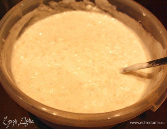 Творог смешиваем с йогуртом.
Половину белковой смеси аккуратно вводим в творог.
