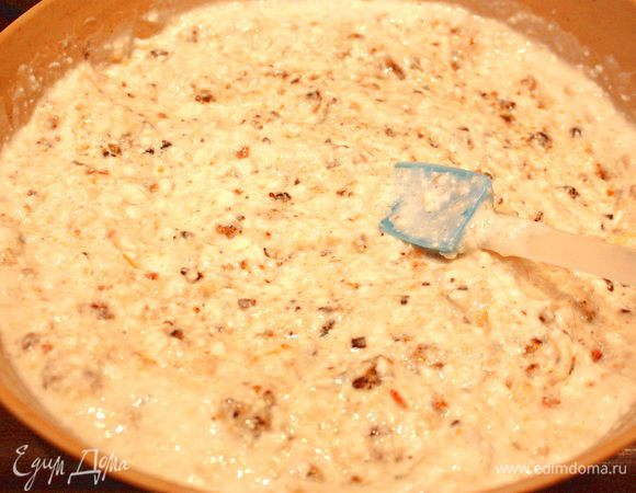 И выкладываем творожную смесь в форму (заранее смазанную маслом).
