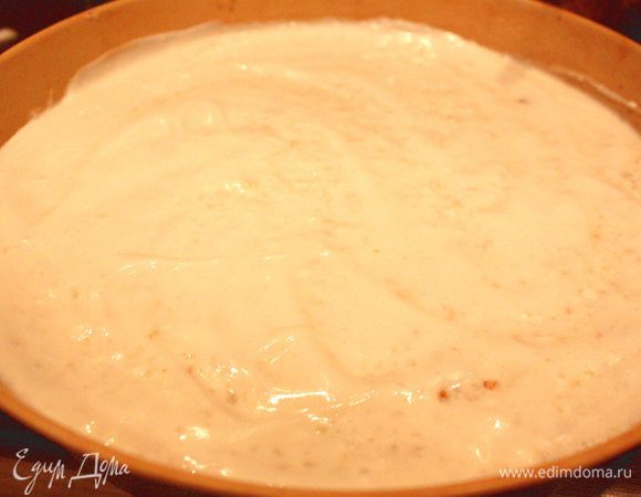 Затем выкладываем сверху оставшуюся белковую массу. 
Выравниваем.

Ставим запеканку в заранее разогретую при 160-170 градусах по Цельсию духовку. 