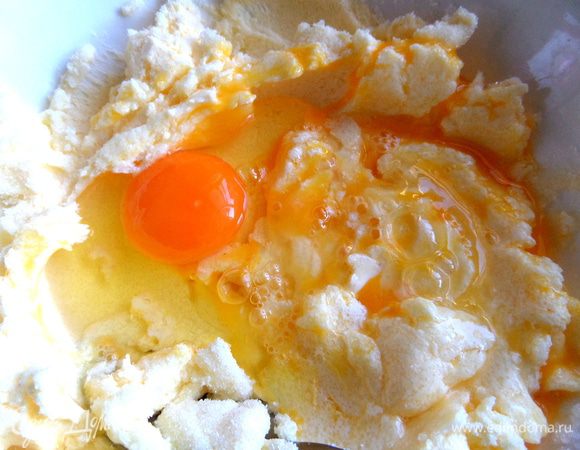 Вбиваем по одному яйца и продолжаем растирать.