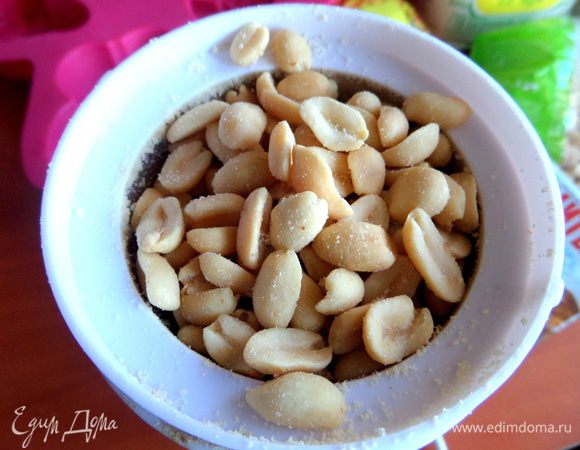 Очищенный арахис у меня слегка обжаренный и присоленный (это даже придало интригу для вкуса и прекрасно вписалось в сладость кексов).