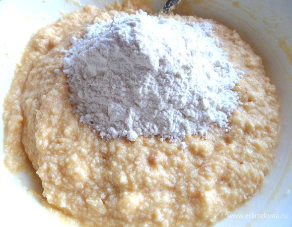 Высыпаем просеянную муку вместе с разрыхлителем.