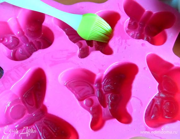 Силиконовую форму смазать растительным маслом.