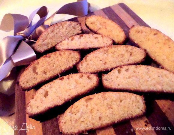 Большой кекс можно подать вот так, ломтиками.