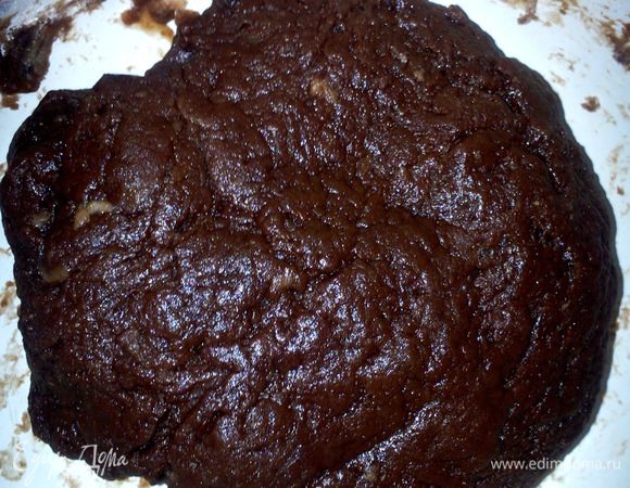 В крошку добавить сахар, желтки и воду (вливать постепенно, наблюдая за текстурой тесто, можно подсыпать муку, тесто должно получиться мягким и не липнуть к рукам).