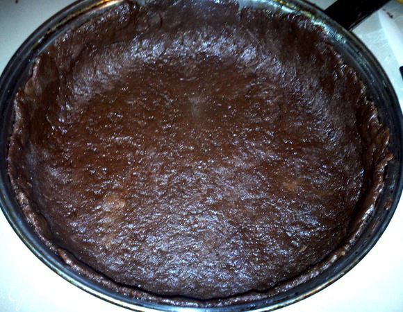 Разделить тесто на 3 части. 1/3 отложить в сторону, 2/3 раскатать толщиной 0.5 см, уложить в форму, смазанную маслом (форму лучше брать до 22 см в диаметре, я брала большую, поэтому пирог получился низковат).