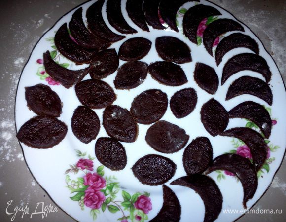 1/3 теста раскатать, и вырезать фигурки (можно использовать абсолютно любые формочки для печенья, у меня таких под рукой не оказалось, вырезала стаканом). Убрать форму и фигурки в холодильник на 30 мин.