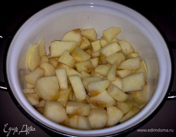 Яблоки почистить и нарезать на крупные кусочки. Половину яблок оставить, к другой половине добавить масло, корицу и сахар, тушить на медленном огне до мягкости.