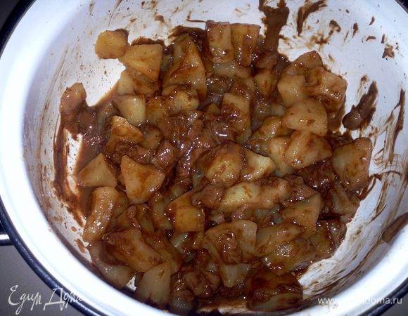 Нарезать шоколад на мелкие кусочки. Смешать тушенные яблоки со свежими, добавить шоколад.