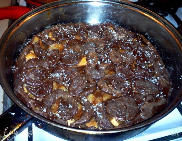 Разогреть духовку до 180 градусов. В форму выложить начинку, сверху выложить фигурки из теста.