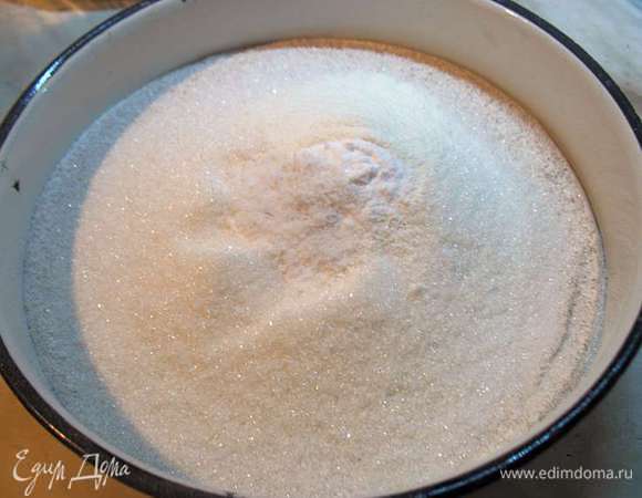 Муку смешать с разрыхлителем и просеять. К просеянной муке добавить сахар, соль, соду, ванильный сахар. Это сухая смесь. 