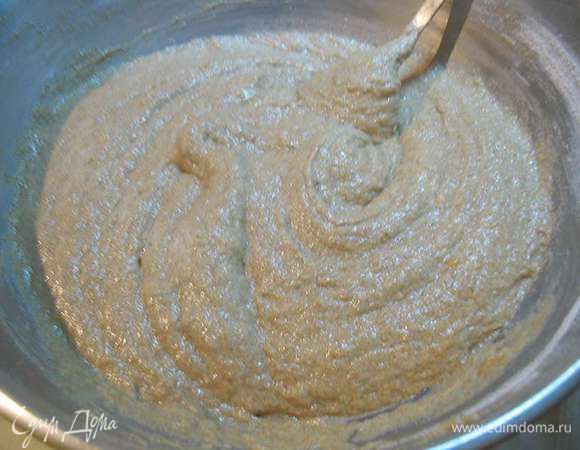 В сухую смесь ввести жидкую и хорошо перемешать. 