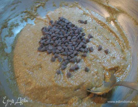 Добавить шоколадные капли. 